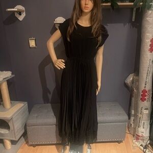 NWT GRACIA PLEATED DRESS BLACK SIZE MEDIUM